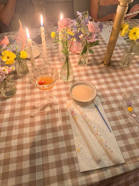 painting taper candles as a craft idea for a girly garden party Bachelorette Party Ideas Painting, Bachelorette Craft Activities, Taper Candle Painting, Candle Painting Party, Adult Craft Party Ideas, Garden Party Activities, Garden Party Bachelorette, Picnic Bachelorette, Halloween Hosting