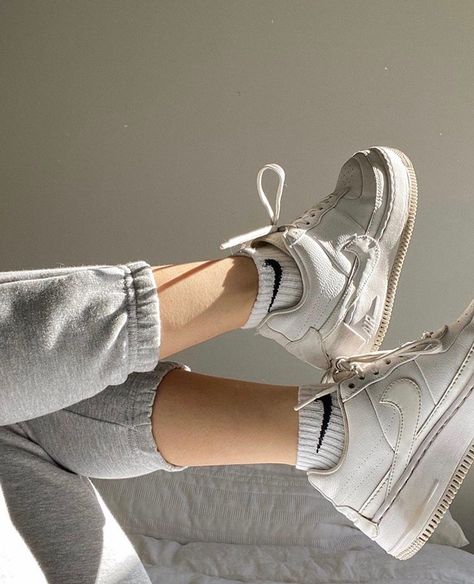 Chic Sneakers, Baby Pink Aesthetic, Flatlay Styling, Aesthetic Shoes, Beige Aesthetic, Platform Sneaker, Puma Fierce Sneaker, Cole Haan Zerogrand Oxford, Photo Instagram