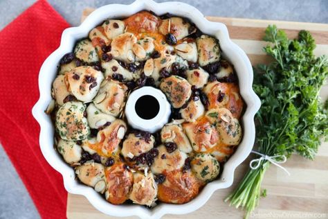 Savory Monkey Bread makes a great appetizer to share. Eat it as-is, or dip it in oil and vinegar. It's a delicious savory side to your dinner! Savory Desserts, Baking Savory, Savory Monkey Bread, Rhodes Bread, Holiday Apps, Savory Dessert, Potato Chip Cookies, Fried Goat Cheese, Sweet Potato Souffle