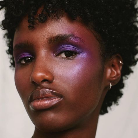 image Jewel Tone Makeup, Make Up Violet, Makeup For Winter, Pink And Purple Makeup, Interesting Makeup, Purple Eyeshadow Looks, Purple Makeup Looks, Makeup Practice, Inspo Photoshoot