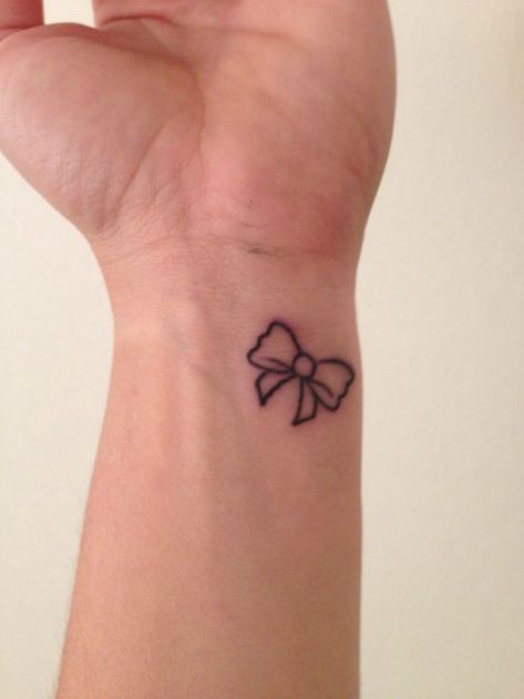 Pink Bow Tattoos, Bow Tattoo Designs, Tattoos Pinterest, Tato Henna, Cool Wrist Tattoos, Wrist Tattoos For Guys, Bow Tattoo, Small Girl Tattoos, Small Wrist Tattoos