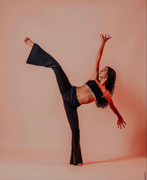 Contemporary Dance Clothes, Contemporary Poses Dancers, Dance Photoshoot Ideas Creative, Contemporary Dance Photoshoot, Contemporary Photoshoot, Cool Dance Poses, Contemporary Dance Poses, Athleisure Photoshoot, Contemporary Dance Outfits