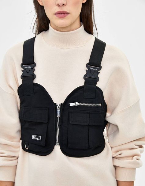 Sling Bag Outfit, Celana Jogger Wanita, Waist Bag Fashion, Tactical Wear, Utility Vest, Cyberpunk Fashion, Chest Rig, Mens Fashion Casual Outfits, Men Fashion Casual Outfits