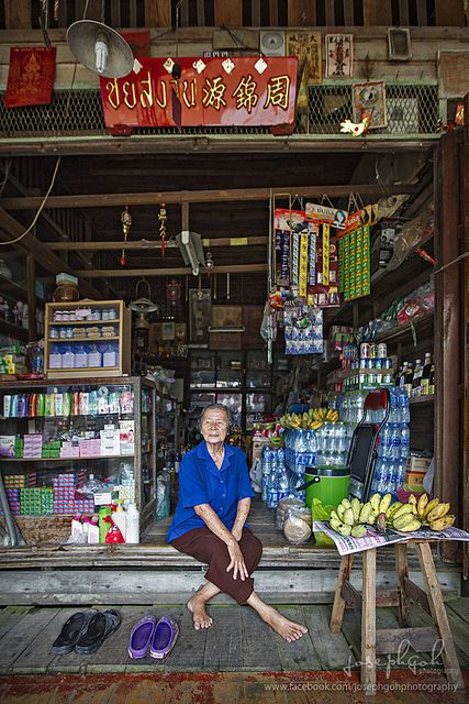 Floating Market Thailand, Asia Travel Outfit, Floating Market, Asian Street Food, Street Vendor, Travel Clothes, Koh Tao, Cultural Diversity, Shop Owner