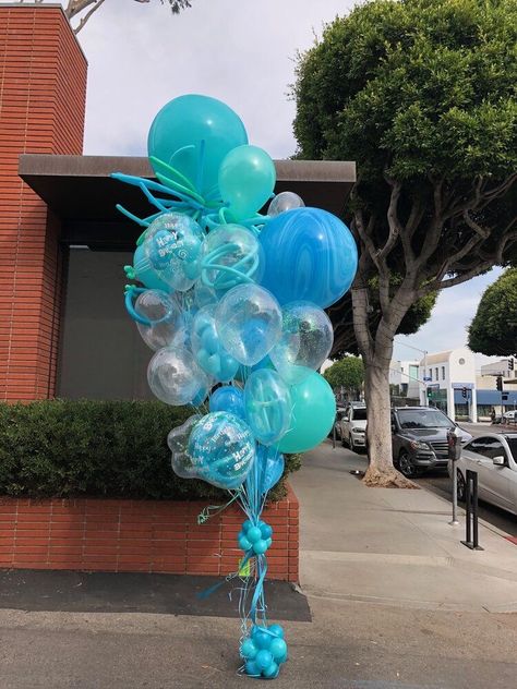 Balloon Bouquet Ideas, Helium Balloon Bouquet, Baby Shower Bouquet, Sims Baby, Pool Party Decorations, Balloon Crafts, Big Balloons, Birthday Balloon Decorations, Bouquet Ideas