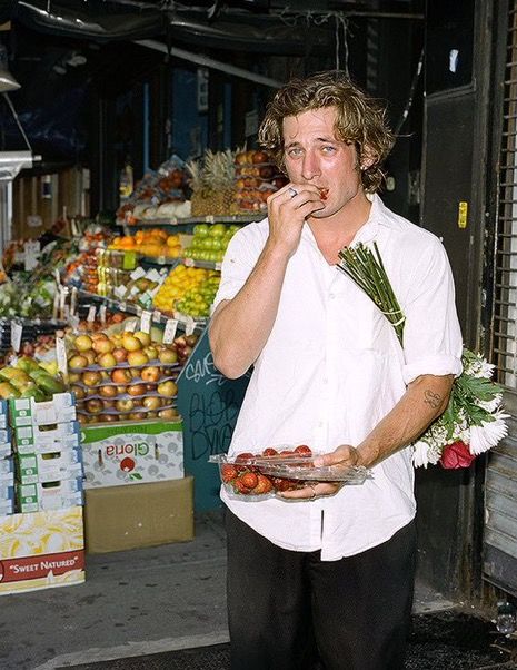 Jeremy Allen White Fashion, Jeremy Allen White Outfit, Jeremy Allen White Aesthetic, Jeremy Allen White Style, Men With Flowers, Allen White, Let It Rip, Jeremy Allen White, Normal Guys