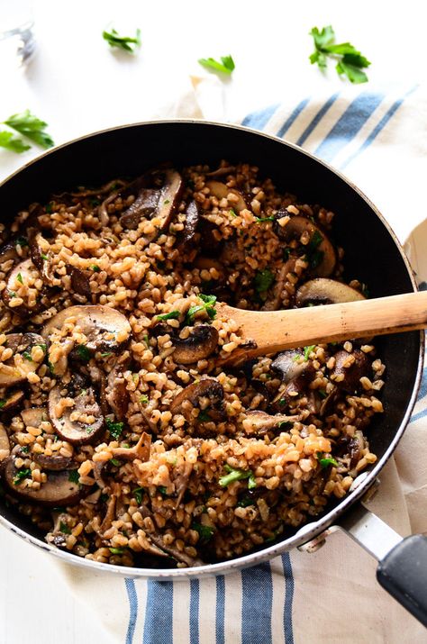 Farro Recipes, Sautéed Mushrooms, Grain Foods, Sauteed Mushrooms, Mushroom Recipes, Vegan Recipes Easy, Vegetarian Dishes, Skillet, Whole Food Recipes