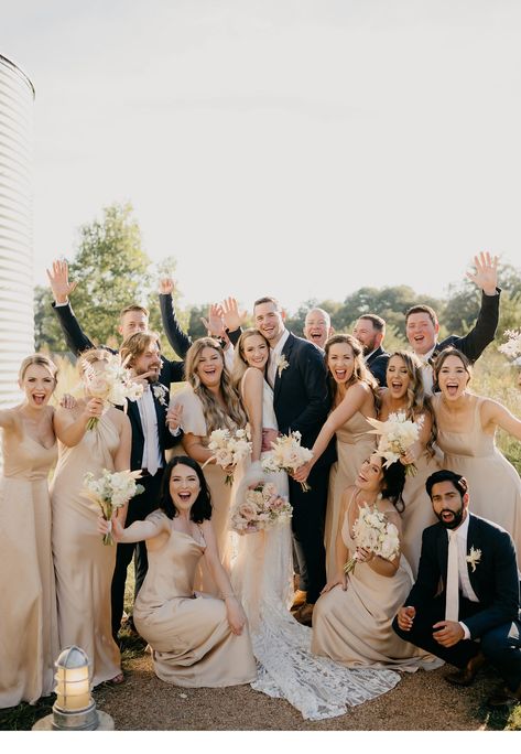 Wedding Pictures Light And Airy, Classic Wedding Bridal Party, Fun Group Wedding Photos, 9 Bridesmaids Photography, Whole Bridal Party Photos, Large Wedding Party Photos Group Shots, Fun Family Wedding Photos, Backyard Wedding Photo Ideas, Mixed Wedding Party