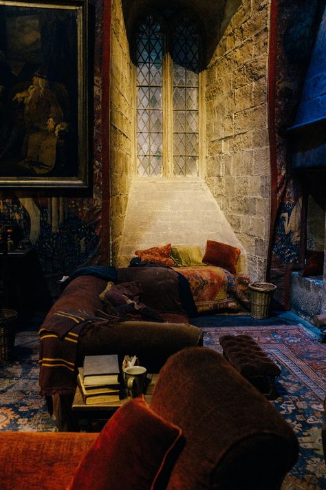 Gryffindor Dorm Room Aesthetic, Harry Potter Room Ideas Bedrooms, Harry Potter Bedroom Aesthetic, Photos Of Harry Potter, Harry Potter Dorm, Gryffindor Room, Harry Potter Photos, Hogwarts Dorm, Hogwarts Common Rooms