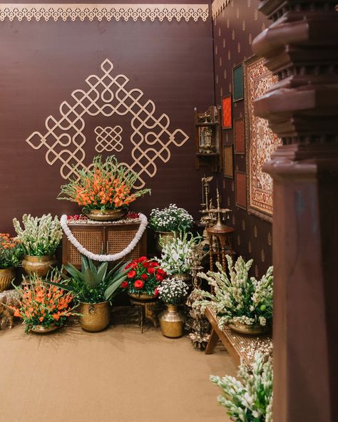 Arani Alangaram 💫 A symphony of traditions speaking the love of two beautiful souls. The decor itself is a purest form of love and tradition in every corner Adding meticulous attention to details that brought the entire experience alive. Bride & Groom : @soundarya_subramanian & @sai_sujeeth Design & production : @white.reflections Photography : @ooak.photography Furniture : @prophousechennai @cine_decors Brass elements : @cine_decors Project head : @229x99 Venue : Rani Meyyami #we... Traditional Mood Board, Stage Decor Wedding, Pelli Decoration, Pellikuthuru Decor, Hall Deco, Wedding Decorations Indian, Anthropologie Display, Small Wedding Decor, Mandap Design