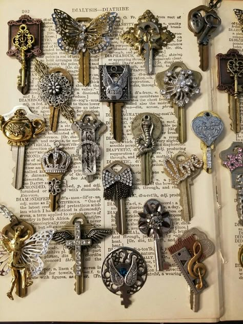 Mystery keys Recycle Keys Ideas, Diy Steampunk Accessories, Vintage Keys Decor, Repurposed Keys, Key Jewelry Diy, Key Crafts, Old Jewelry Crafts, Keys Jewelry, Key Ideas