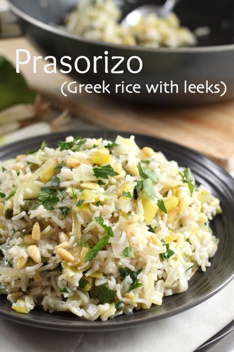 Prasorizo (Greek rice with leeks) Greek Banquet, Rice Dishes Easy, Greek Rice, Greek Cooking, Lemon Slices, Greek Dishes, Spring Onions, Greek Food, Roasted Cauliflower