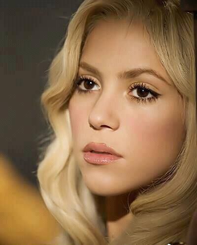 illegal Shakira Makeup, Shakira Hair, Shakira Style, Shakira Photos, Pretty Blonde Hair, Celebrity Faces, Beautiful Lips, Pretty Eyes, Shakira