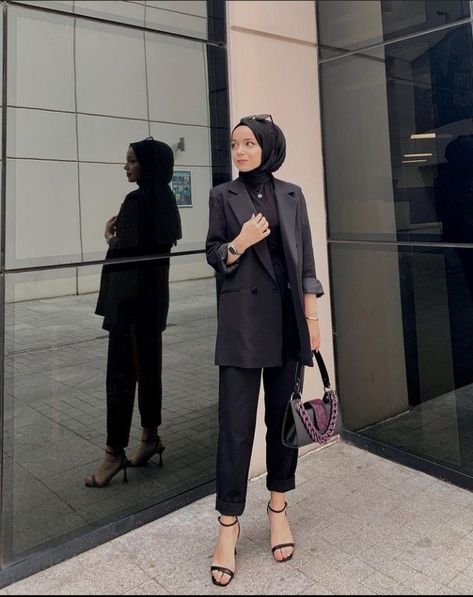 Outfit Blazer Hijab Casual, Style Blazer Hijab, Hijabi Business Outfit, Hijabi Work Outfits, Black Blazer Outfit, Ootd Poses, Cover Wattpad, Modern Hijab Fashion, Blazer Outfits For Women