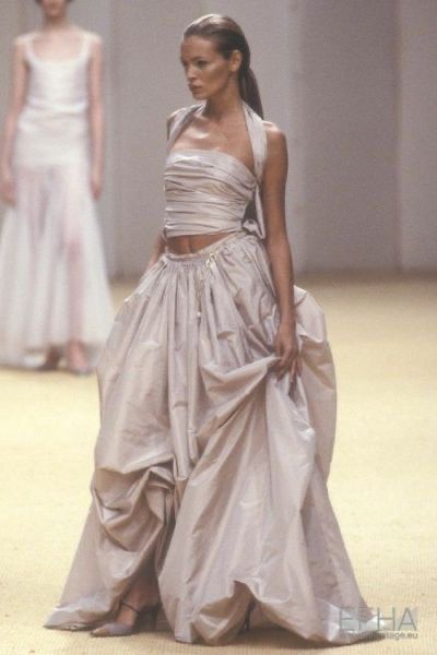 chanel ss1999 Jasmin Tookes, 90s Runway Fashion, Runway Fashion Couture, Runway Outfits, Doutzen Kroes, Taylor Hill, Gisele Bündchen, Runway Dresses, Naomi Campbell