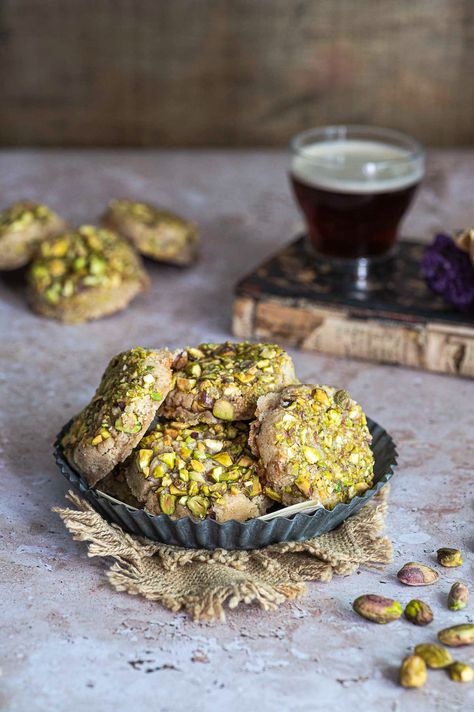 Recipe With Pudding, Pistachio Cookies Recipe, Best Vegan Cookies, Raw Pistachios, Tahini Cookies, Pistachio Cookies, Vegan Cookies Recipes, Leaf Cookies, Italian Recipes Easy