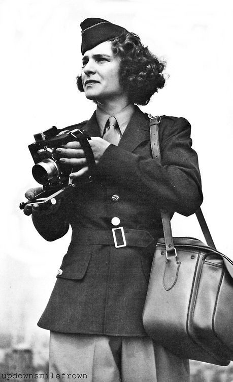 Margaret Bourke-White by Alfred Eisenstaedt 1920s Journalist, Classic Photographers, Holding A Camera, Margaret Bourke White, Women Photographers, Girls With Cameras, Alfred Eisenstaedt, Vivian Maier, Photo Camera