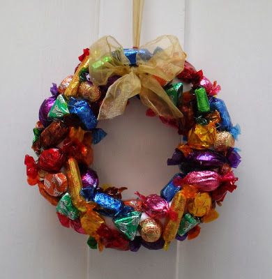 Helen's Craft Haven...: Chocolate Wreath! Chocolate Wreath, Candy Wreath Christmas, Candy Wreaths, Christmas Fundraiser, Quality Streets Chocolates, Christmas Fair Ideas, Diy Christmas Candy, Candy Wreath, Sweet Trees