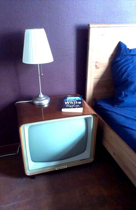 Old antique tv used as a nightstand (philips / bedside table / retro / vintage / being creative / do it yourself / DIY) Weird Bedside Table, Weird Nightstand, Old Bedside Table, Cool Bedside Tables, Retro Bedroom Ideas, Unusual Bedside Tables, Diy Bedside Table, Creative Bedside Table, Mcm Living Room