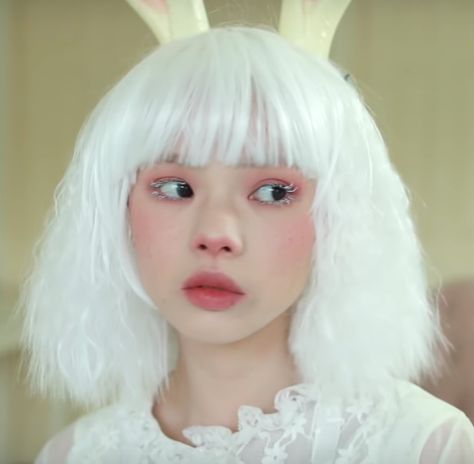 White Rabbit Makeup, Makeup Tutorial Halloween, Rabbit Makeup, Alice In Wonderland Makeup, White Rabbit Costumes, Bunny Makeup, Wonderland Makeup, Soft Grunge Hair, International Flight