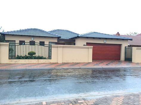 House conversion Diepkloof, SOWETO. South Africa South African Houses Modern, South Africa House Design, South African Houses, African Houses, 1700 Sq Ft House Plans, House Plans Ireland, 2024 Manifestations, Split Level House Plans, Medium House