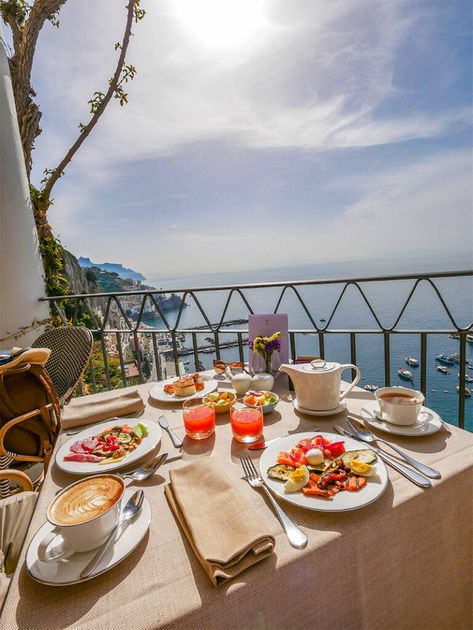 Italian Breakfast Aesthetic, Italy Breakfast, Breakfast In Italy, Brunch Photography, Breakfast Italy, Italian Balcony, Cafe Ambience, Italian Breakfast Recipes, Coastal Italian