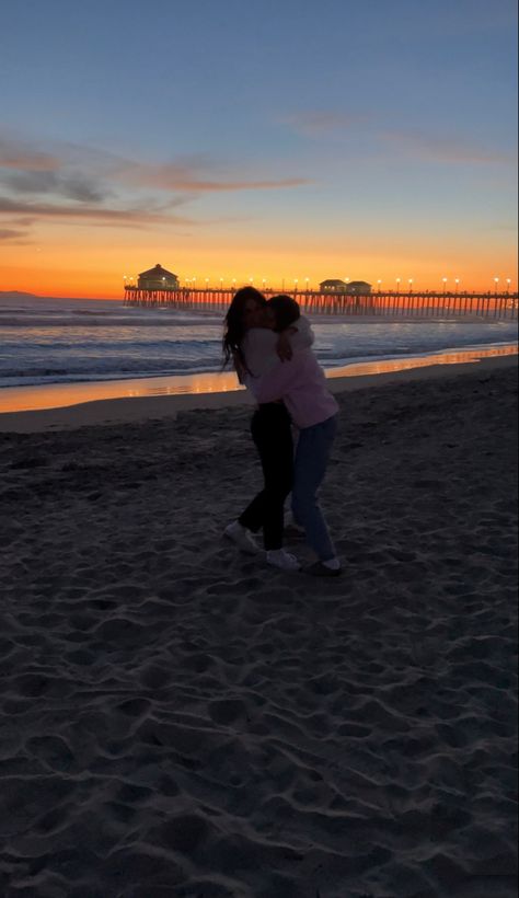 Picture Beach Poses, Pictures With Friends At The Beach, Sunset Pictures On The Beach, Trips With Best Friend, Best Friend Pictures Hugging, Cute Sunrise Beach Pictures, Sunset Bestie Pics, Instagram Sunset Pictures, Hugs With Friends