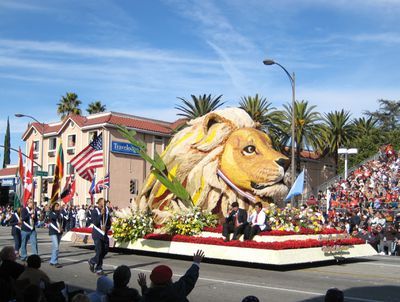 A Rose Parade float passes in front of the Travelodge in Pasadena Rose Parade Pasadena, Rose Bowl Parade, Southern California Travel, Rose Parade, California Vibe, Parade Float, New Year's Day, Rose Bowl, 2024 Vision