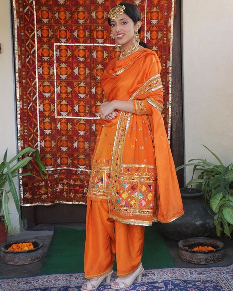 Phulkari Outfits, Phulkari Suit Designs, Phulkari Punjabi Suits, Back To College Outfits, Punjabi Dresses, Mukaish Work, Punjabi Suit Boutique, Suit Inspiration, Outfits 2014