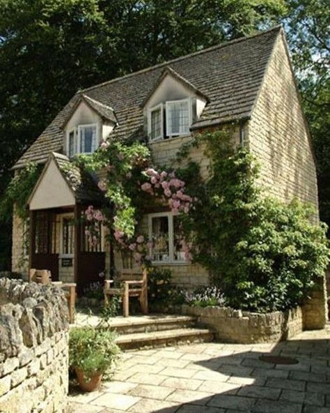 Crazy Homes, Cottage Architecture, Cotswolds Cottage, Enchanted Cottage, Fairytale House, Stone Cottages, Fairytale Cottage, Casa Country, Country Cottage Decor