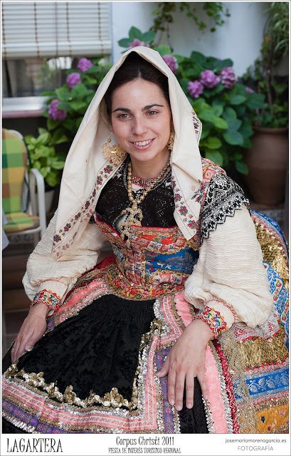 FolkCostume&Embroidery: Women's Costume and Embroidery of Lagartera, Province of Toledo, Castile, Spain Spain Culture Traditional Dresses, Basque Traditional Clothing, Traditional Chilean Clothing, Chilean Costume Traditional Dresses, Traditional Ecuadorian Clothing, Outfits For Spain, Spanish Clothing, Bride Costume, Folk Clothing