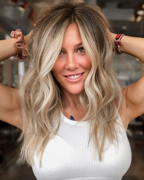 Blonde Hair Color With Money Piece, Blonde Highlights Shadow Root Money Piece, Baylage Hair With Money Pieces, Dirty Blonde Hair With Money Piece, Blonde Highlights With Money Piece, Money Piece Hairstyle, Shadow Root Blonde, Blonde Money Piece, Balayage Hair Ideas