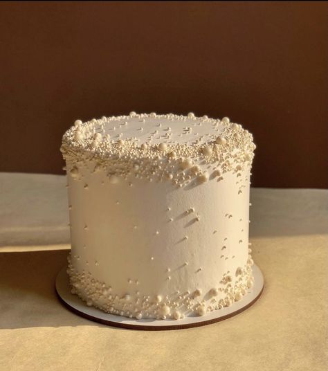 18th Birthday Cake White, All White Birthday Cake, Ivory Birthday Cake, White Cake With Pearls, Wedding Cake One Layer, Birthday Cake With Pearls, White Cake Aesthetic, Pearl Cake Design, Neutral Birthday Cake