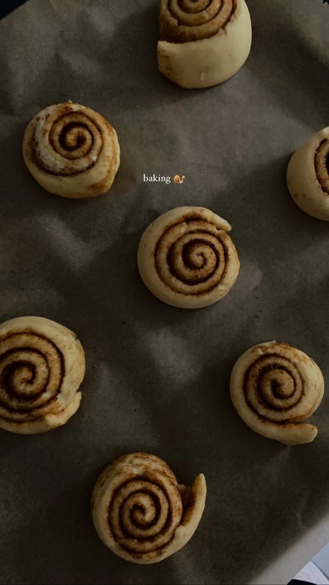 Baking Aesthetic Cinnamon Rolls, Baking Cinnamon Rolls Aesthetic, Cinnamon Rolls Caption, Cinnamon Rolls Instagram Story, Cooking And Baking Aesthetic, Winter Baking Aesthetic, Aesthetic Baking Photos, Baking Instagram Story, Cinnamon Roll Aesthetic