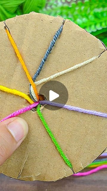 Yarn And Cardboard Craft, Yarn Cardboard Craft, Crafts With Leftover Yarn, Yarn Bookmarks Diy Easy, Cardboard Yarn Crafts, Cardboard And Yarn Crafts, Kids Projects Easy Creative Crafts, Easy Crafts To Sell Diy, Yarn Crafts For Kids Easy