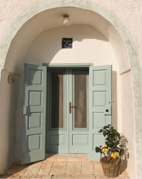 The Power of an Arch | COCOCOZY Mediterranean Shutters, Arch Exterior, Mediterranean Doors, Interior Shutters, Shutters Exterior, Ideas Casa, Countryside House, Small Home Office, Mediterranean Homes