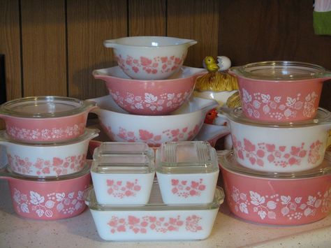 This is my dream set....! Black Pyrex Vintage, Pyrex Gooseberry, Gooseberry Pyrex, Vintage Pyrex Collection, Pink Gooseberry, Pyrex Display, Vintage Pyrex Patterns, Rush Concert, Vintage Pyrex Dishes