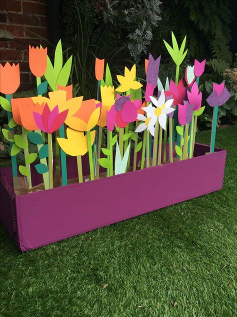 Flower Bulletin Board Ideas, Garden Classroom Theme, Flowers Made Of Paper, Backyard Crafts, School Board Decoration, Preschool Art Activities, Paper Flowers Craft, Class Decoration, Flower Diy Crafts