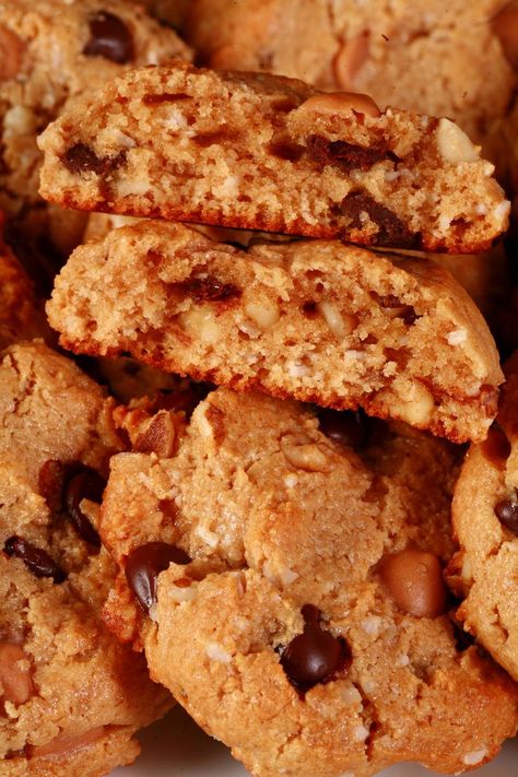 A plate of low carb cowboy cookies - keto cookies with peanut butter, coconut, chocolate chips, butterscotch chips, nuts, and more! Overlaid text says keto cowboy cookies. Keto Cowboy Cookies, Cowboy Cookie Recipe, Family Breakfast Recipes, Cowboy Cookies, Low Carb Cookies, Cafe Food, Family Dinner, Family Meals, Gluten Free