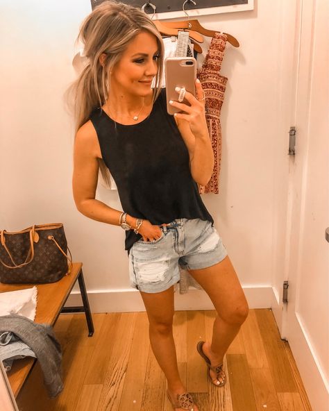 Summer 2023 Casual Outfits Women, Day At The Lake Outfit Summer Casual, Vacation Outfits Casual Simple, Summer Game Day Outfit Mom, Cute Summer Looks Casual, Woman’s Summer Outfits, Lake Attire Style Summer Outfits, Summer Clothes For Women In 30's, Cute Summer Outfits For Moms