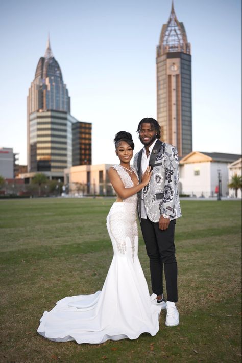 Prom Poses Black Couples, White Prom Dress Couple, Prom Black Couples, Couple Prom Outfits, Couple Prom, Masquerade Prom, Prom Goals, Vowel Renewal, Prom Photoshoot