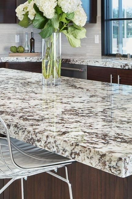 For stylish and sophisticated kitchen countertops, Delicatus White granite is a striking choice. This high-contrast natural stone features tones of taupe, cream, grey, and visible black biotite crystals. Tap the photo for more information. #granitelovers Delicatus White Granite Kitchen, Delicatus White Granite, Delicatus Granite, Light Colored Granite, White Granite Kitchen, Granite Kitchen Island, Sophisticated Kitchen, Light Granite, Arizona Tile