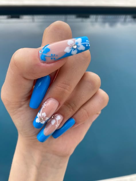 Hawaii flower inspired nails for the summer Beach Nails Flower, Tropical Nail Ideas Hawaii, Summer Nails Blue Flower, Stitch Theme Nails, Hawaii Nails Coffin, Blue Nails With Hibiscus Flower, Honolulu Blue Nails, Hawian Nails Acrylic, Nails With Tropical Flower