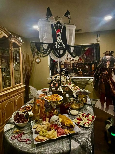 Pirate Bday Party Ideas, Pirate Adult Party, Pirate Dinner Party, Pirate Party Foods, Pirate Party Adult, Gasparilla Decorations, Pirates Of The Caribbean Birthday Party, Pirate Food Ideas For Adults, Adult Pirate Party Ideas