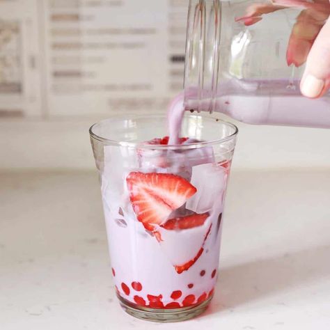 Strawberry boba, or strawberry bubble tea, is a fruity milk tea drink made with popping (or bursting) boba pearls. Strawberry Boba Tea, Strawberry Bubble Tea, Bursting Boba, Strawberry Boba, Tropical Smoothie Recipes, Strawberry Acai Refresher, Iced Chai Latte, Boba Pearls, Strawberry Acai