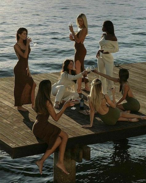 Female Friendship, Future Lifestyle, Group Of Friends, Old Money Aesthetic, Friend Photoshoot, Best Friend Pictures, Friend Photos, Friend Pictures, Summer Aesthetic