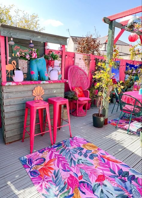 Eclectic Backyard Decor, Pink Garden Decor, Barbie Inspired House Decor, Pink Backyard Decor, Pink Patio Furniture, Colorful Backyard Ideas, Pink Outdoor Furniture, Barbie Backyard, Pink Porch