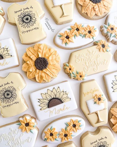 Sunflower Birthday Cookies Decorated, Flower Birthday Cookies Decorated, Sunflower Birthday Cookies, Sunflower Sugar Cookies Royal Icing, Sunflower Royal Icing Cookies, Sunflower Cookies Royal Icing, Sunflower Wedding Cookies, Sunflower Baby Shower Cookies, Sunflower Cookies Decorated