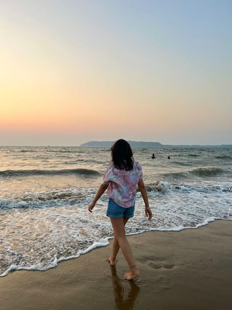 Picture Ideas On Beach, Indian Beach Photos, Sea Beach Pose For Women, Goa Beach Poses For Women, Puri Sea Beach Photography, Puri Beach Aesthetic, Goa Poses For Women, Goa Photoshoot Ideas, Pondicherry Photography Ideas