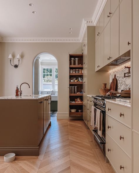 Remarkable kitchen featuring eye-catching chevron floors; we added a border to enhance the overall ambiance.  @no.23_terracehouse Floor Kitchen, Kitchen Diner, Kitchen Flooring, Diner, Borders, Flooring